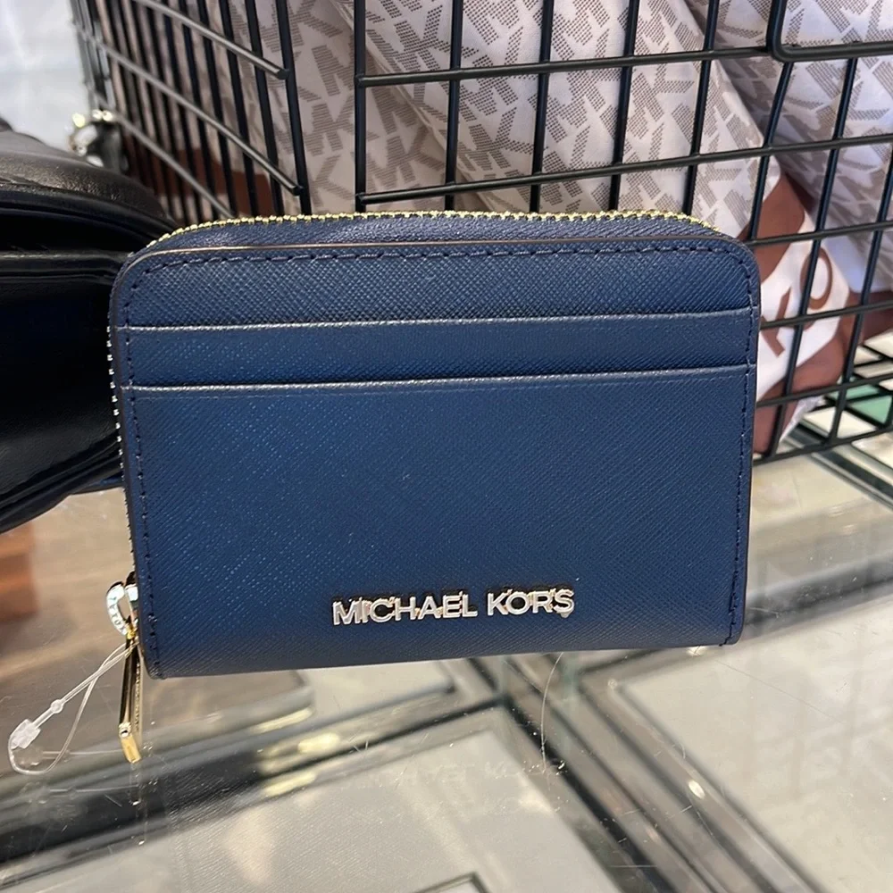 Michael Kors Jet Set Travel Medium Zip Around Card Case
Color: Navy
NWT - Picture 1 of 16